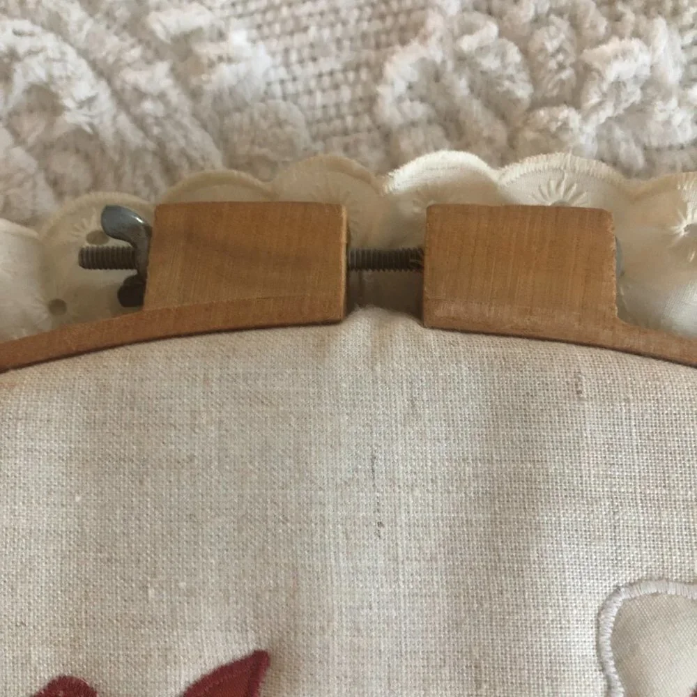 LARGE VINTAGE QUILTED EMBROIDERY ART IN WOODEN HOOP FRAME - Picture 7 of 8